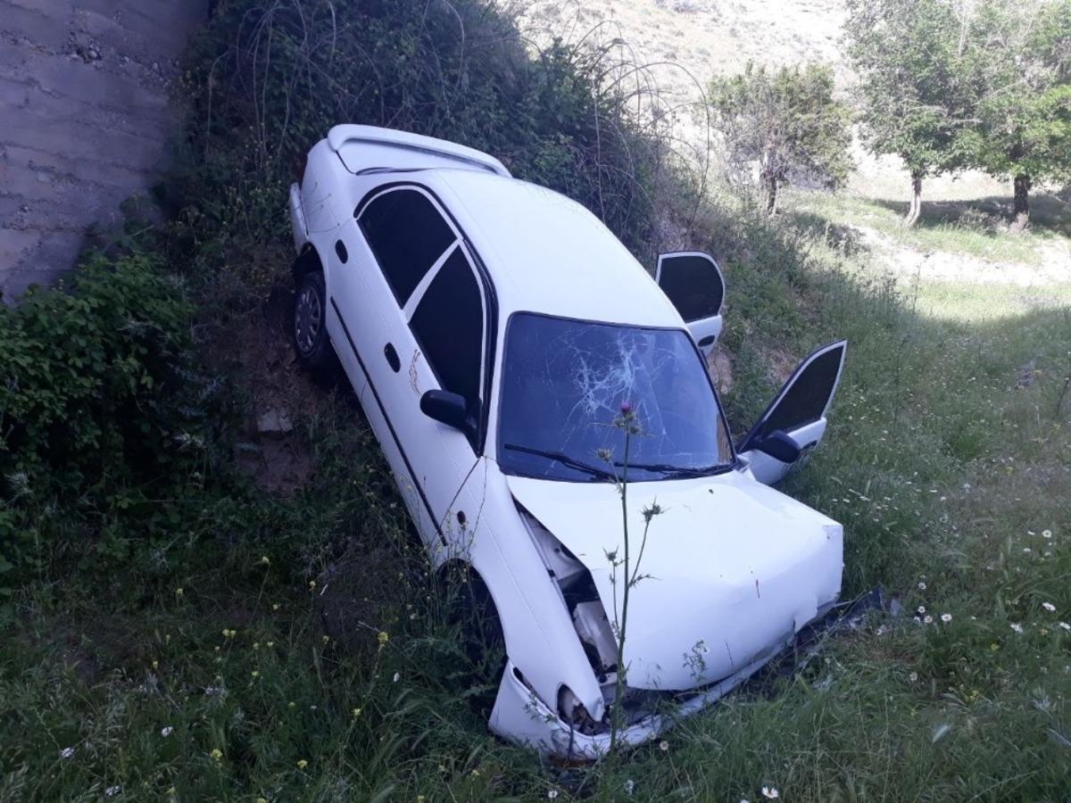 Otomobil dereye yuvarlandı: 4 yaralı