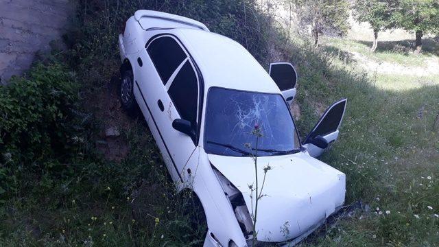 Otomobil dereye yuvarlandı: 4 yaralı