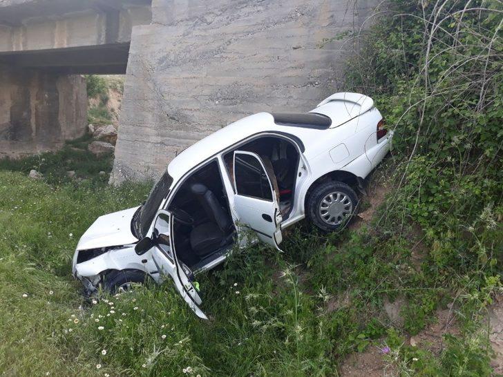 Otomobil dereye yuvarlandı: 4 yaralı G2