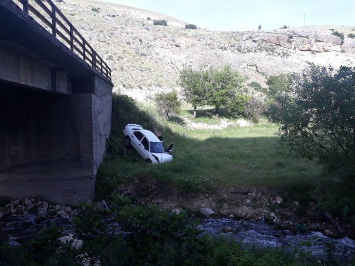 Otomobil dereye yuvarlandı: 4 yaralı G3