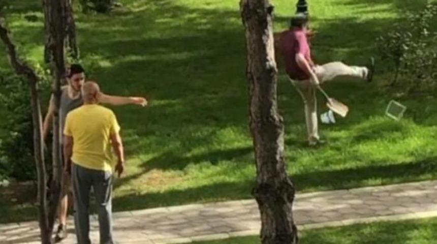 Sokak hayvanlarına mama bıraktığı için üstüne yürüdüler!