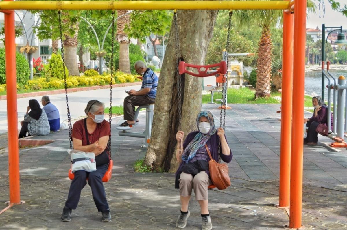 Erdek&rsquo;te polis 65 yaş &uuml;st&uuml; vatandaşlara &ccedil;i&ccedil;ek ve maske verdi