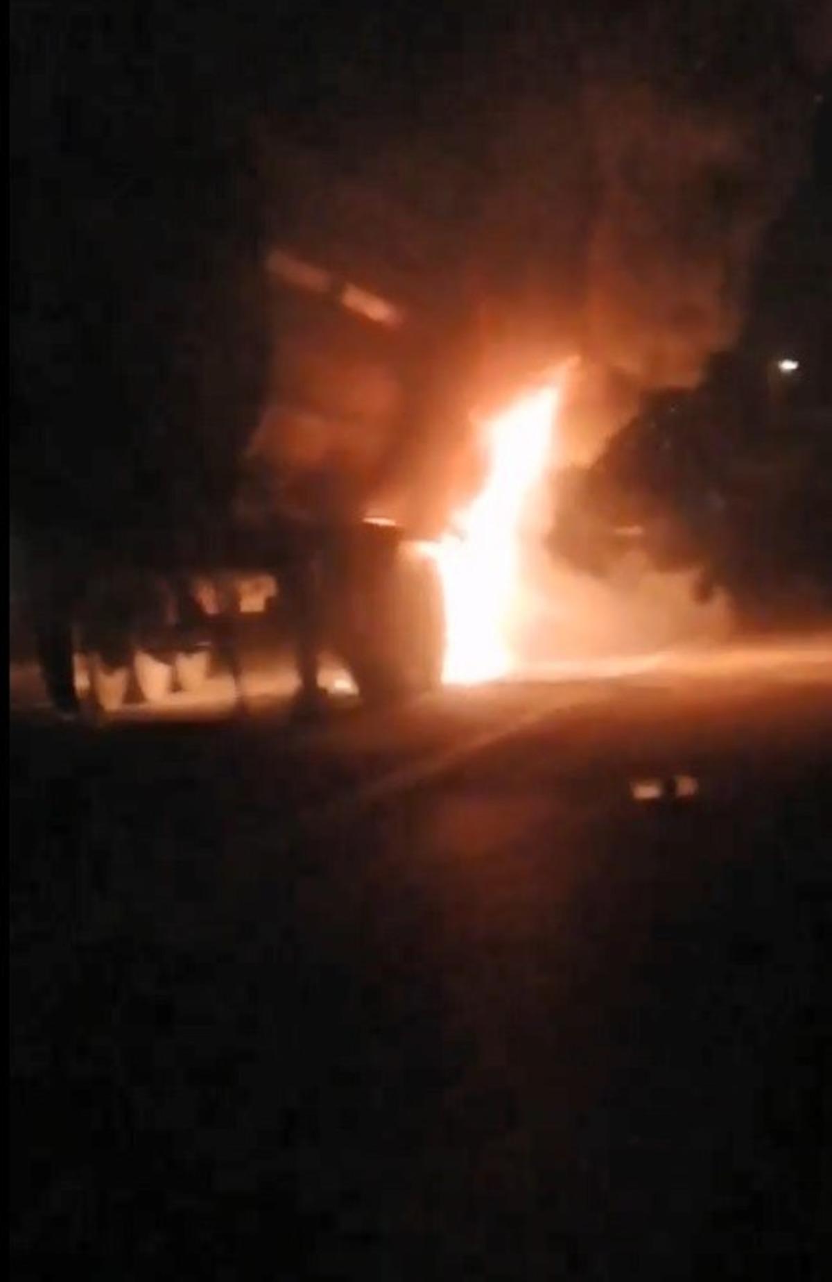 Seyir halindeyken yanan kamyon korkuttu