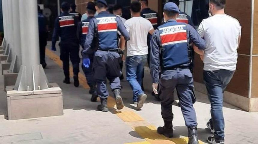 Menemen&rsquo;de hayvan hırsızları jandarmanın takibinden ka&ccedil;amadı