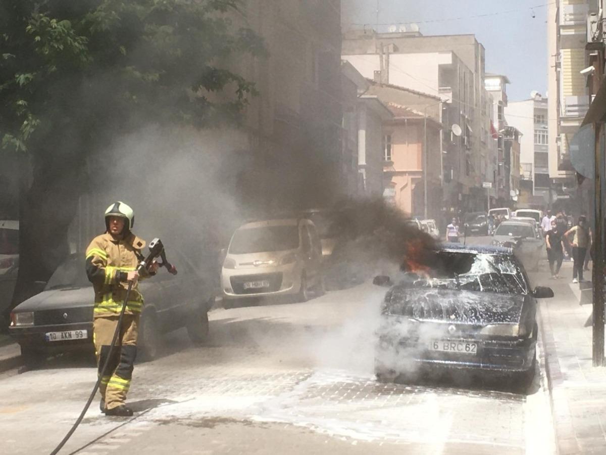 Karacabey&rsquo;de park halindeki otomobil alev alev yandı
