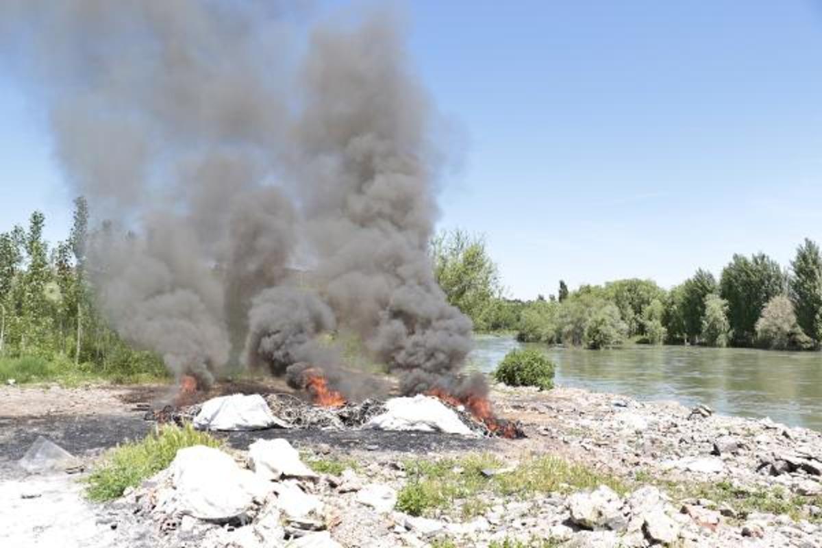 Hevsel Bah&ccedil;eleri molozla kirletiliyor! 'K&uuml;lt&uuml;r Mirası Listesi'nden &ccedil;ıkabilir' uyarısı