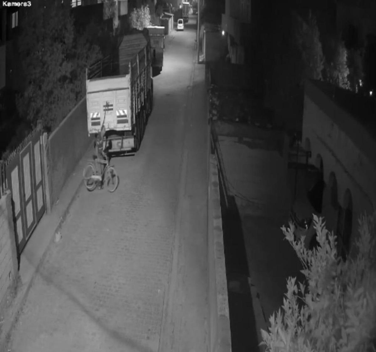 Keşif yapıp bisiklet &ccedil;alan hırsız g&uuml;venlik kamerasına yakalandı