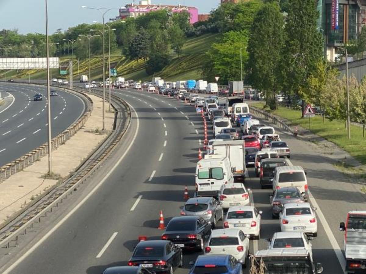 FSM'de şaşırtan g&ouml;r&uuml;nt&uuml;! Uzun ara&ccedil; kuyrukları oluştu