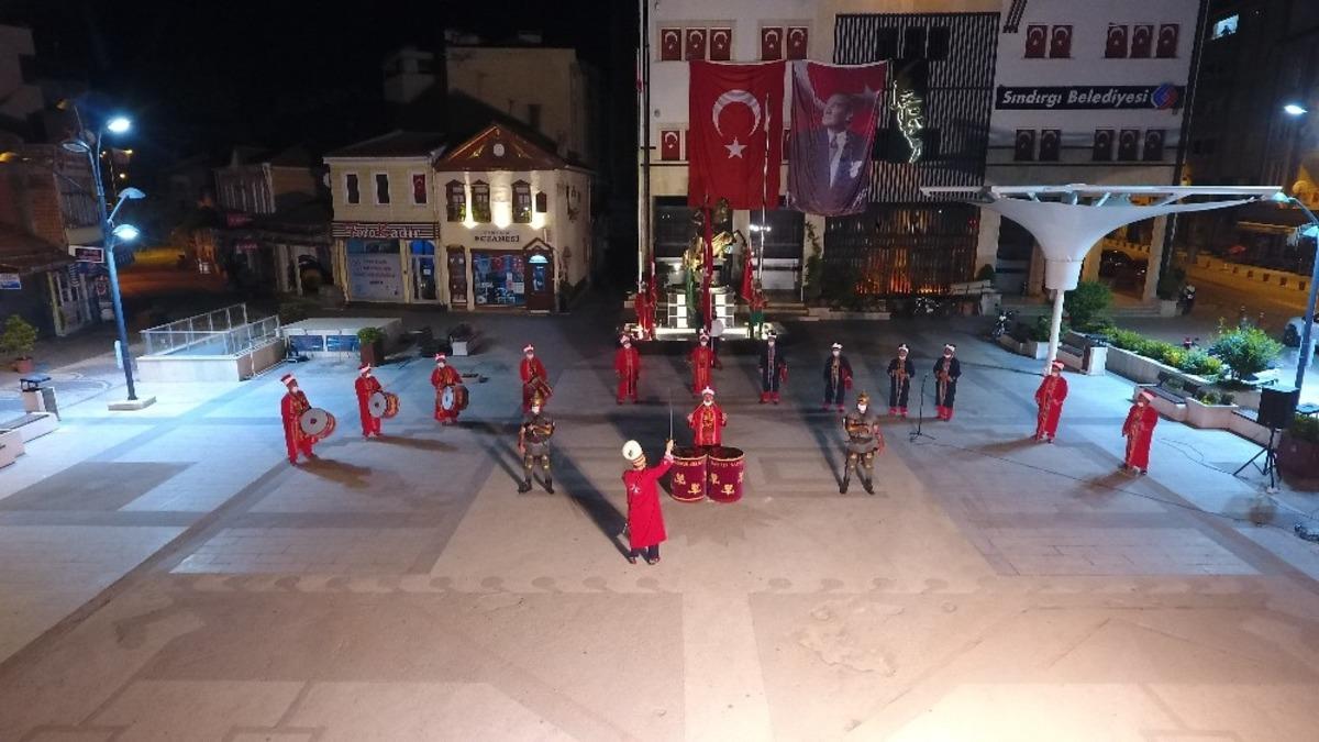 Sokağa &ccedil;ıkma kısıtlamasında mehterandan moral konseri