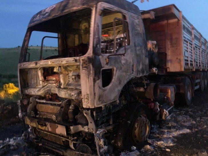 Mardin’de park halindeki tır alev alev yandı G2