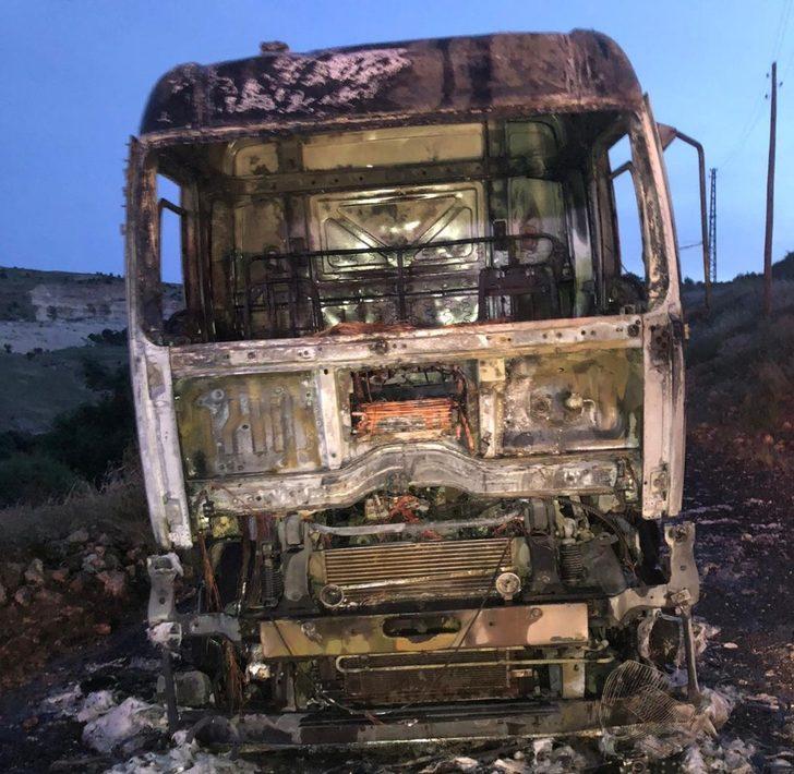 Mardin’de park halindeki tır alev alev yandı G3