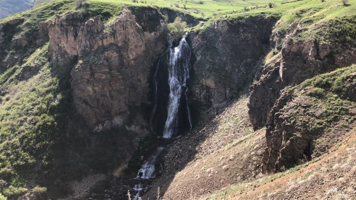 Susuz Şelalesi, koronavir&uuml;s nedeniyle boş kaldı