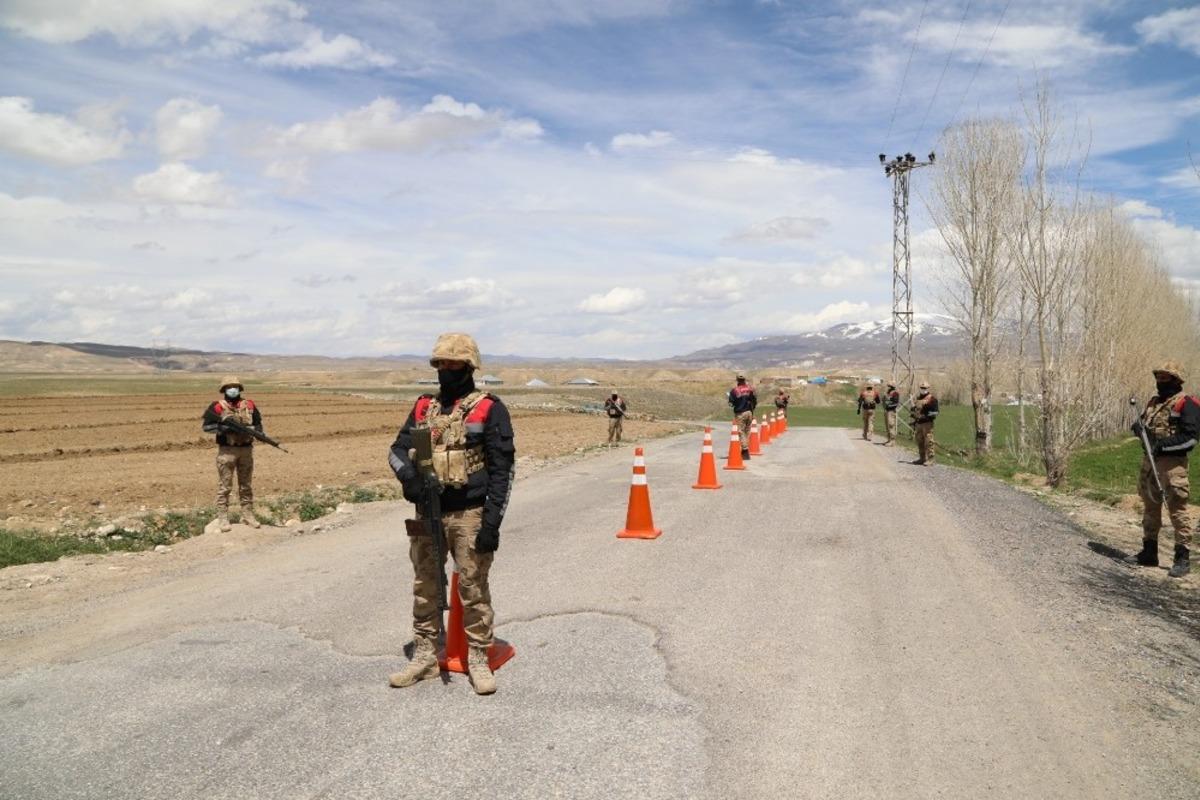 Vefa ekibinden karantinadaki mahalleye erzak yardımı