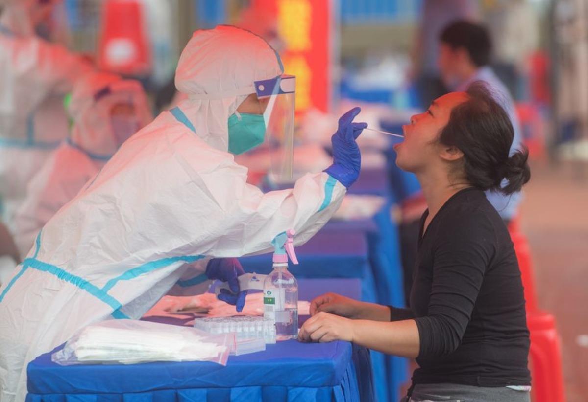 Vuhan'da test kuyruğu: 3 milyon 750 bin kişi test edildi