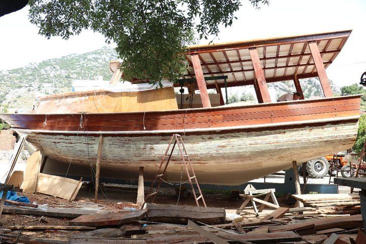 Evlerinin bahçesinde tekne yapıyorlar G1