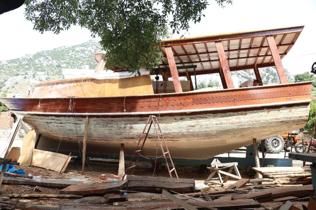 Evlerinin bah&ccedil;esinde tekne yapıyorlar