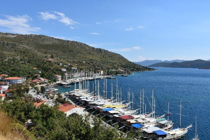 Evlerinin bahçesinde tekne yapıyorlar G3