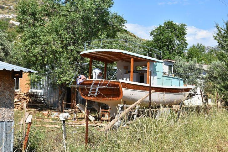 Evlerinin bahçesinde tekne yapıyorlar G4