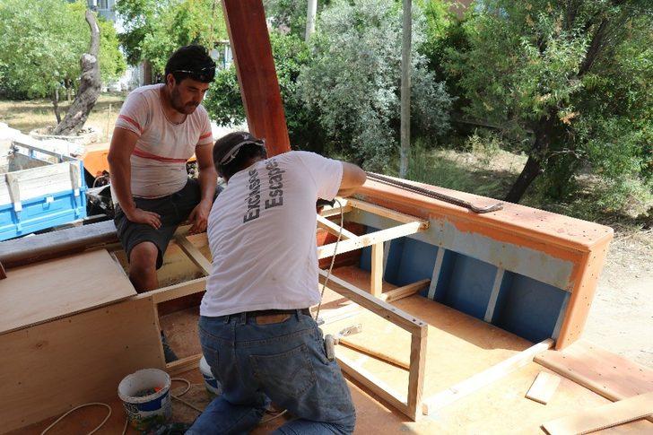 Evlerinin bahçesinde tekne yapıyorlar G5