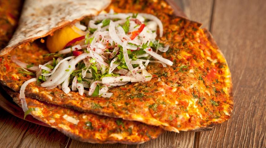 Hazır yufkadan lahmacun yapabilirsiniz! İşte pratik şekilde evde lahmacun yapmanın yolları...
