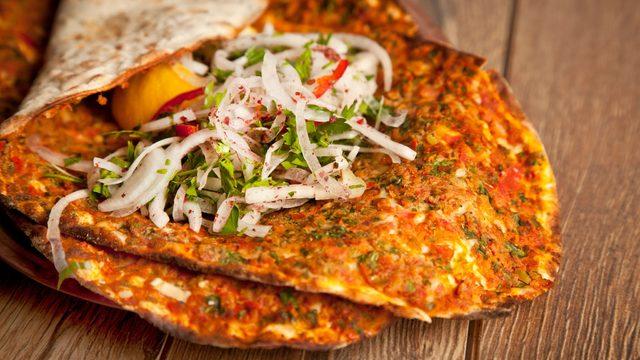 Hazır yufkadan lahmacun yapabilirsiniz! İşte pratik şekilde evde lahmacun yapmanın yolları...
