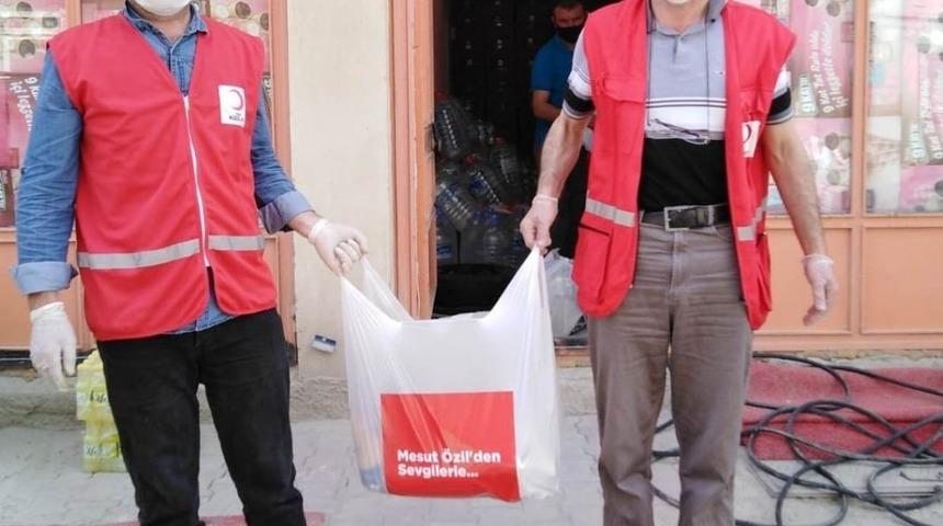 Mesut &Ouml;zil&rsquo;den Hisarcık&rsquo;ta 50 aileye yardım kolisi