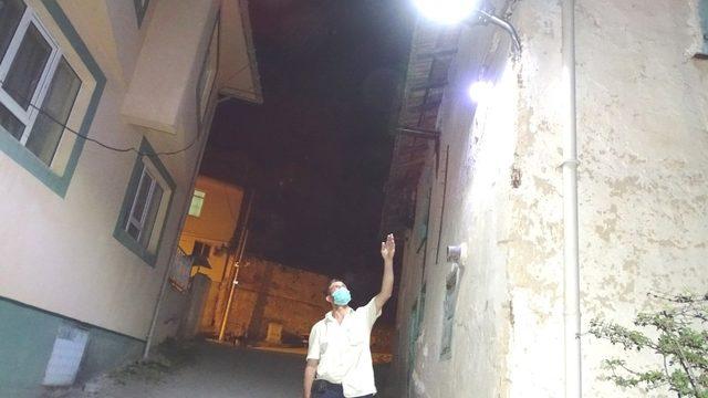 Mahalle halkı sokak aydınlatmasını kendisi yapıyor