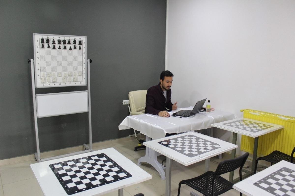 Evden &ccedil;ıkamayan &ccedil;ocuklara online satran&ccedil; eğitimi