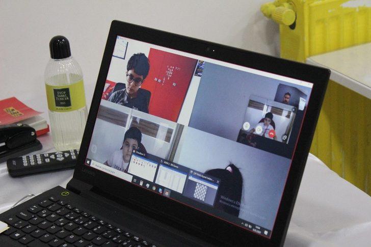 Evden çıkamayan çocuklara online satranç eğitimi G2