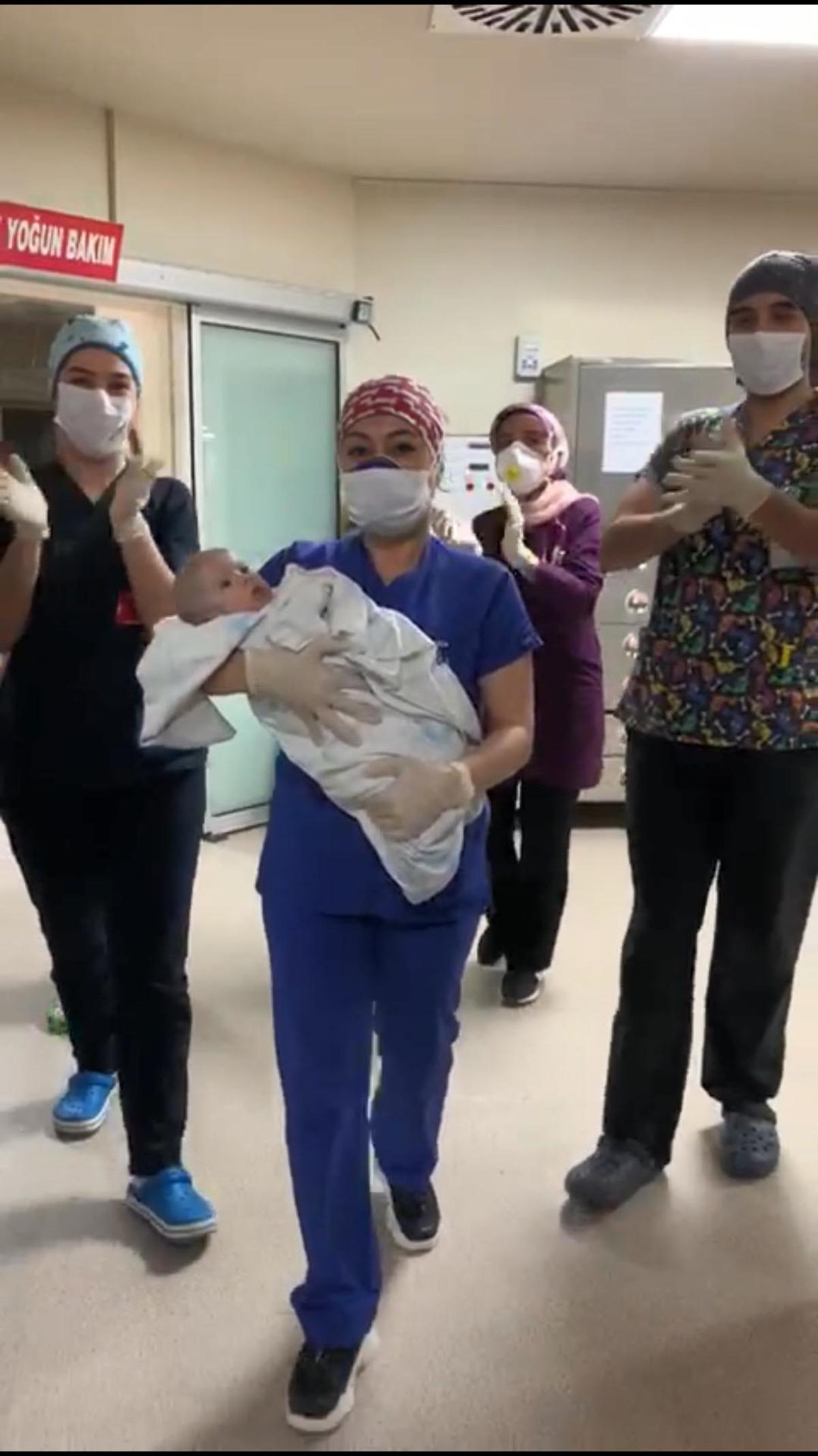 K&uuml;tahya&rsquo;da 4 aylık bebek, koronavir&uuml;s&uuml; yendi