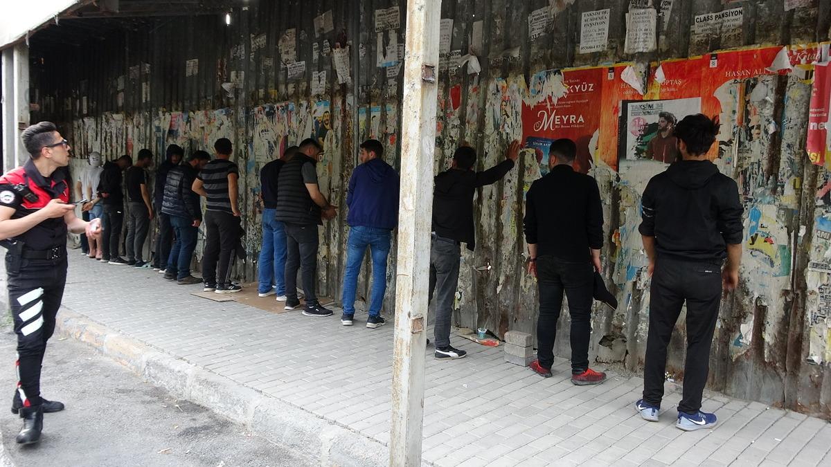 Beyoğlu'nda pes dedirten olay! 13 kişi topluca geziyorlar