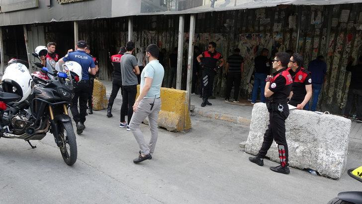 Beyoğlu'nda pes dedirten olay! 13 kişi topluca geziyorlar G3