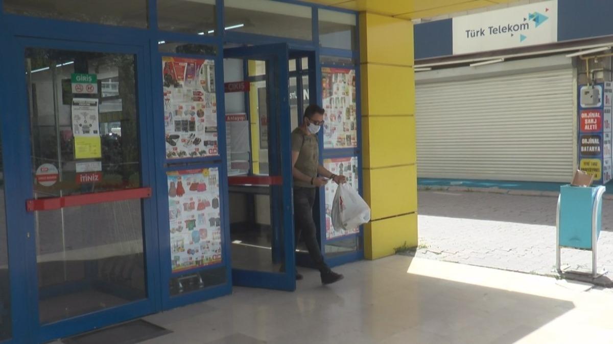 Kısıtlamanın 3. g&uuml;n&uuml;nde vatandaşlar marketlerden alış veriş yaptı