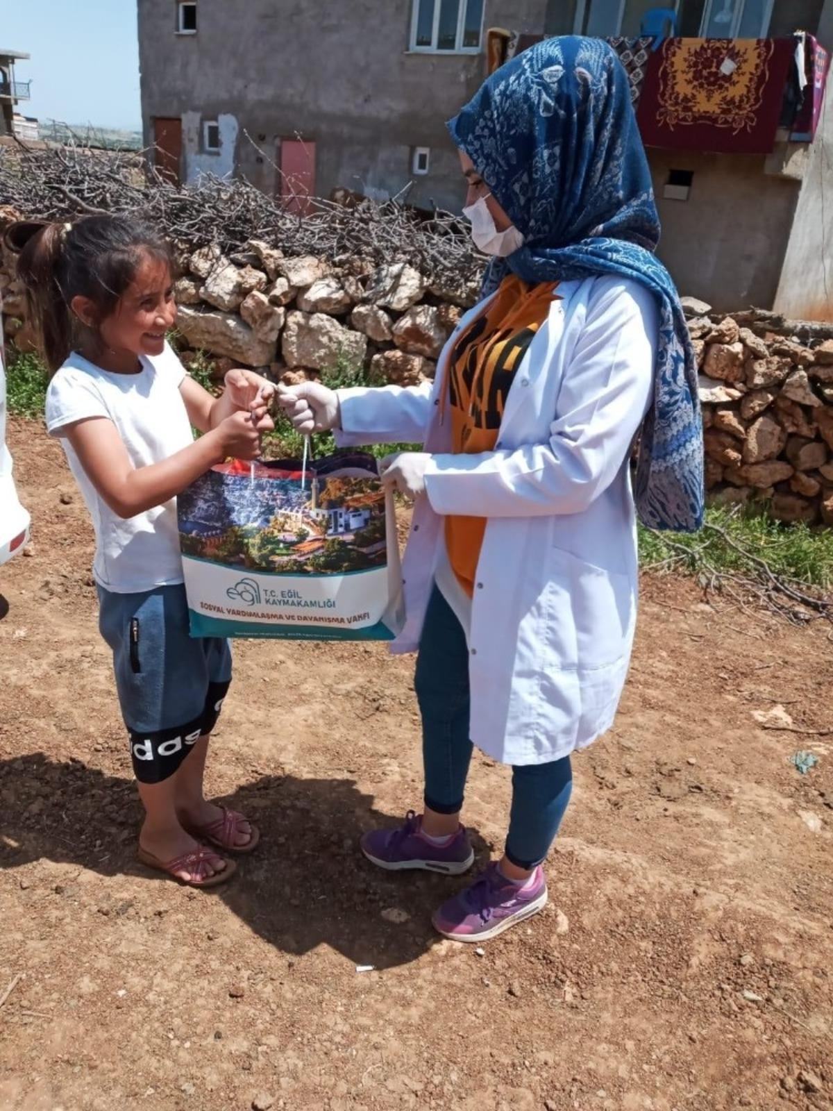 Eğil Belediyesinden &ccedil;ocuklara bayram hediyesi