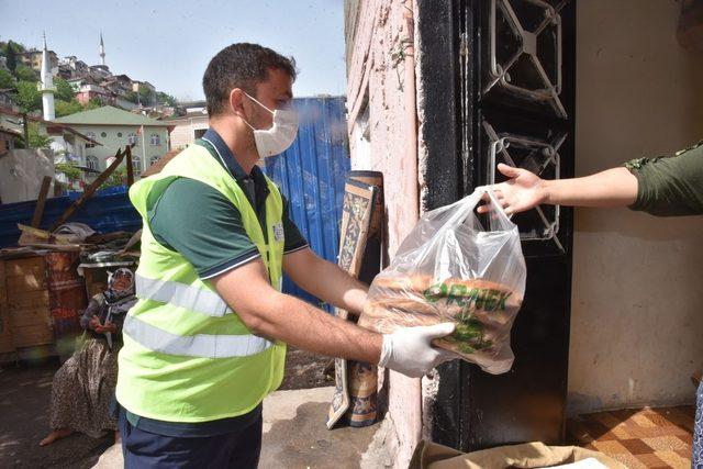 İzmit’te ihtiyaç sahiplerinin iftar sofrası aşsız kalmıyor