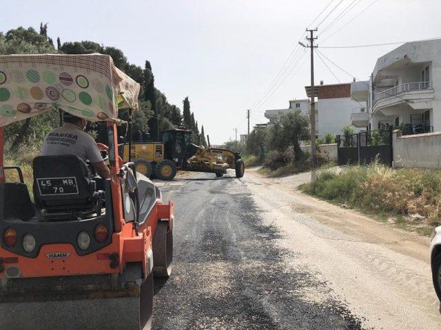 Akhisar’da yol ve yama çalışmaları sürüyor