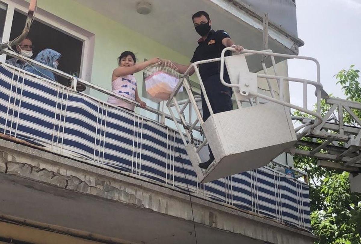 İtfaiyeden yangın merdivenli doğum g&uuml;n&uuml; s&uuml;rprizi