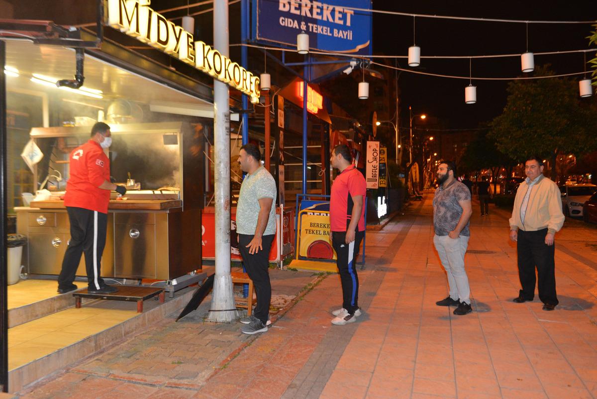 Adanalı, kokore&ccedil;ten de kıyma kebap yaptı