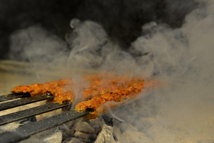 Adanalı, kokoreçten de kıyma kebap yaptı G2