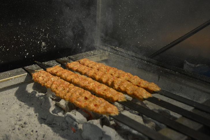 Adanalı, kokoreçten de kıyma kebap yaptı G4