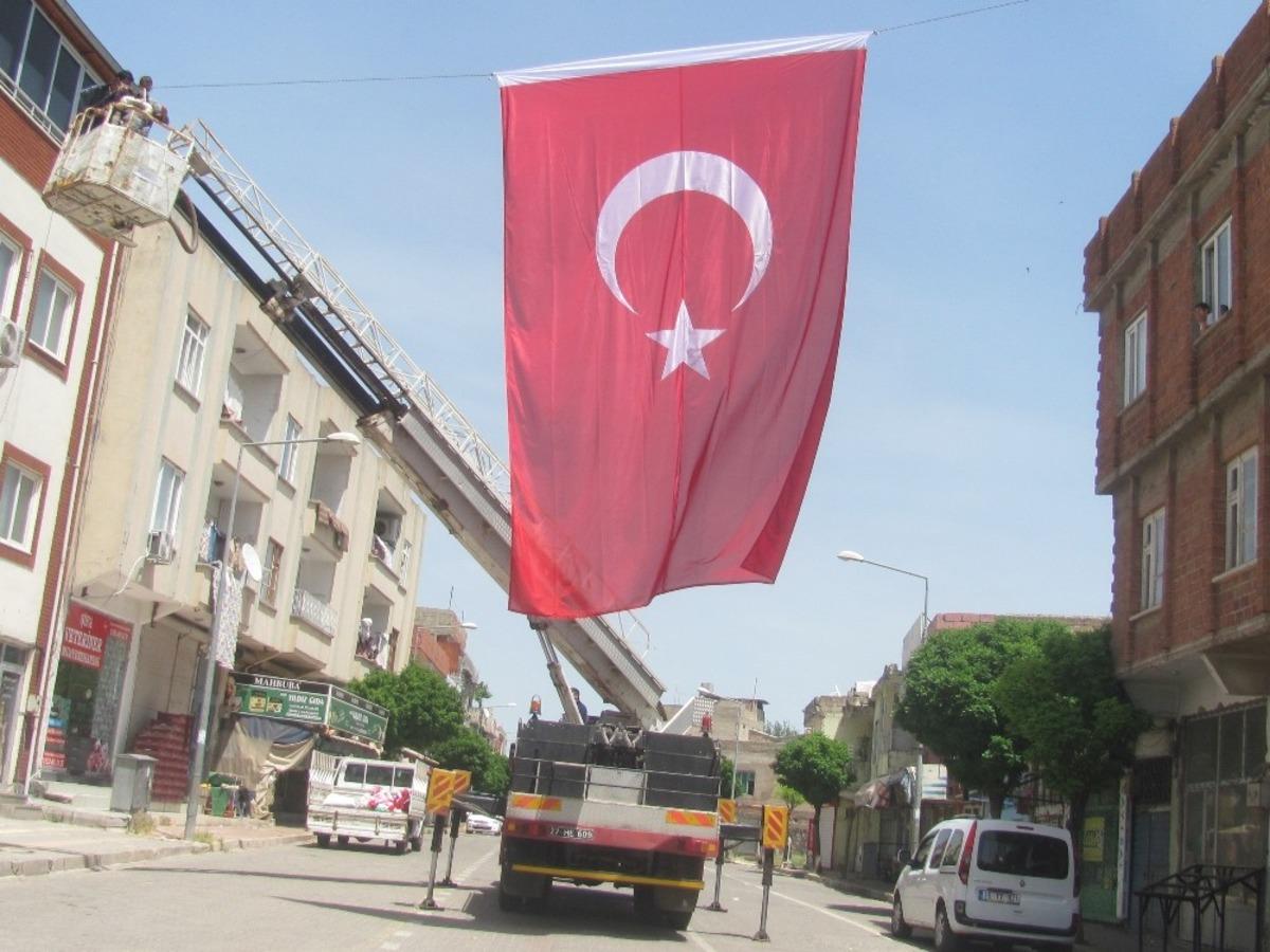 Araban T&uuml;rk bayraklarıyla s&uuml;slendi