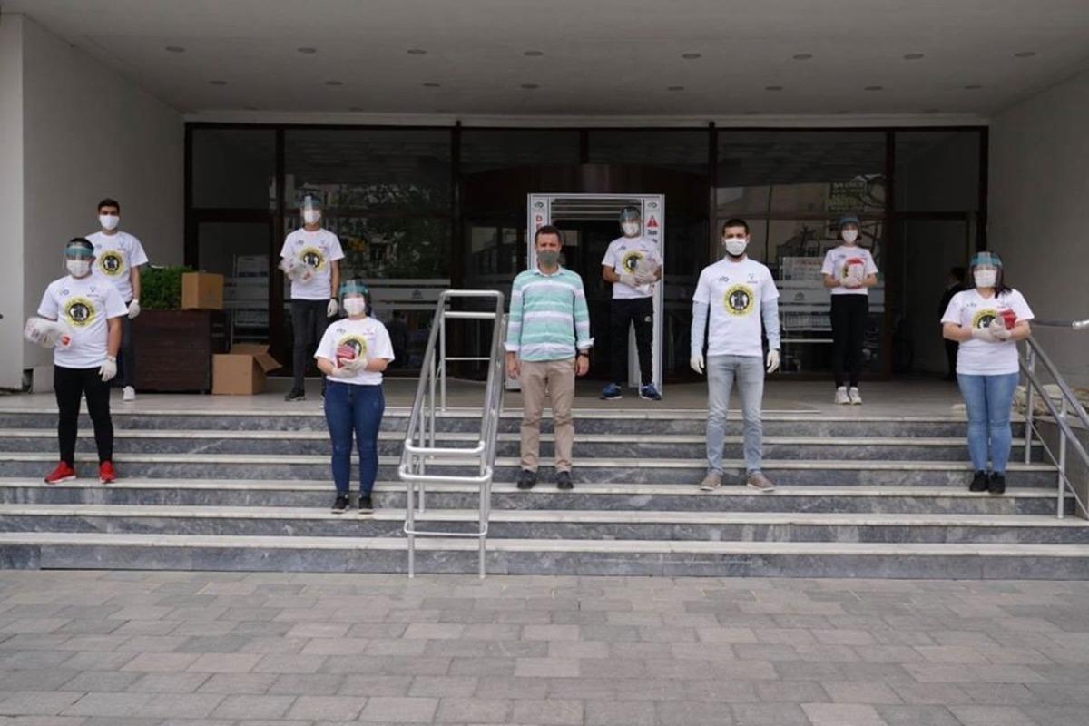 Başkan Sarıkurt, gen&ccedil;lerle birlikte maske dağıtarak sosyal mesafe uyarısı yaptı