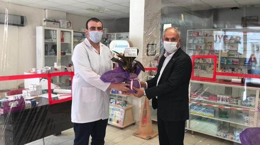 Başkan Yaman&rsquo;dan beldedeki tek eczaneye ziyaret