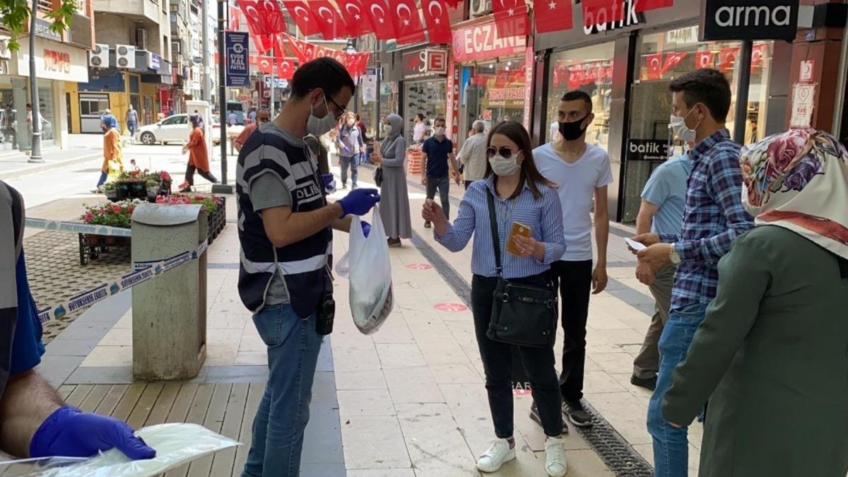 Emniyetten &uuml;cretsiz maske dağıtımı