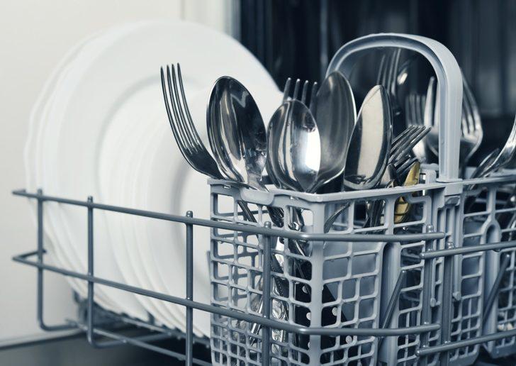 &Ccedil;atal ve kaşıkları ilk g&uuml;nk&uuml; parlaklığına getirmek m&uuml;mk&uuml;n! Sirke, limon kabuğu...