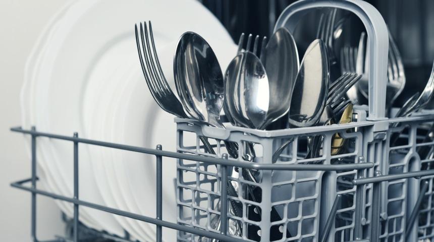 &Ccedil;atal ve kaşıkları ilk g&uuml;nk&uuml; parlaklığına getirmek m&uuml;mk&uuml;n! Sirke, limon kabuğu...