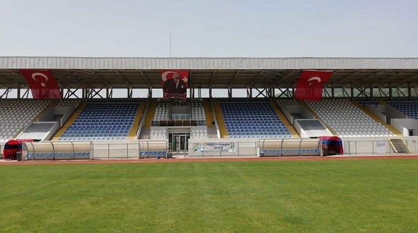 Devrek İl&ccedil;e Stadyumunda Atat&uuml;rk posteri ve T&uuml;rk bayrağı asıldı