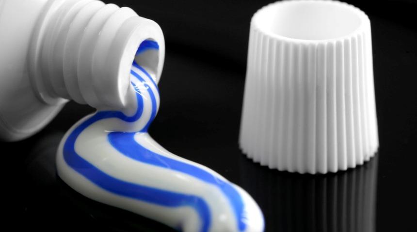 Diş macununun bu kullanım alanları "yok artık" dedirtiyor! Duvar, ayakkabı...