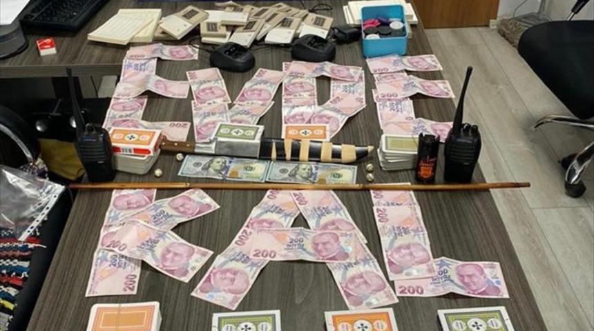 K&uuml;tahya'da dernek binasında kumar oynayan 16 kişiye "sosyal mesafe" cezası