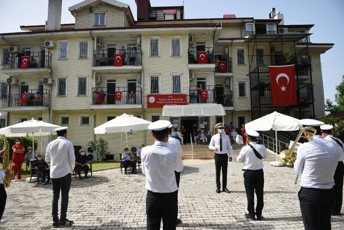 Fethiye&rsquo;de huzurevi sakinleri bando konseriyle moral buldu